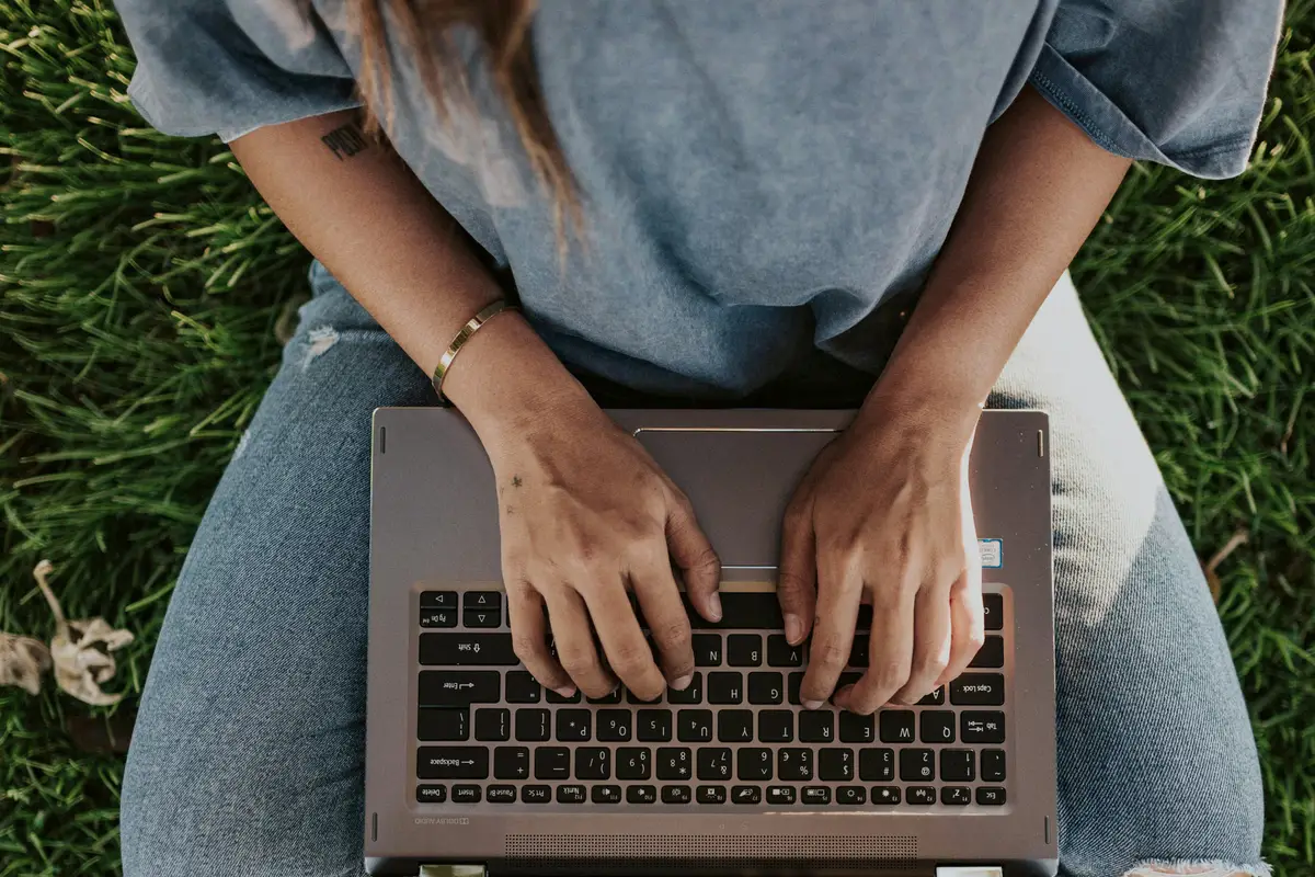 Energia odnawialna w firmie: Od czego zacząć, by szybko obniżyć rachunki?